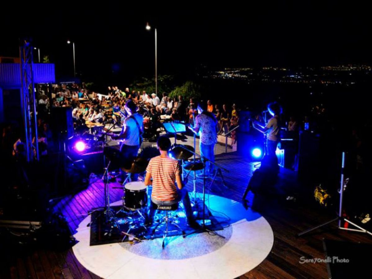 Un evento serale al Tiffany Café di Porta Marina (foto dalla pagina Fb del locale)