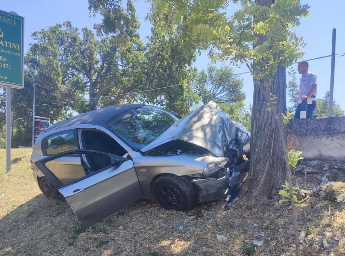 L'auto schiantata su un albero lungo la provinciale via Flaminia I