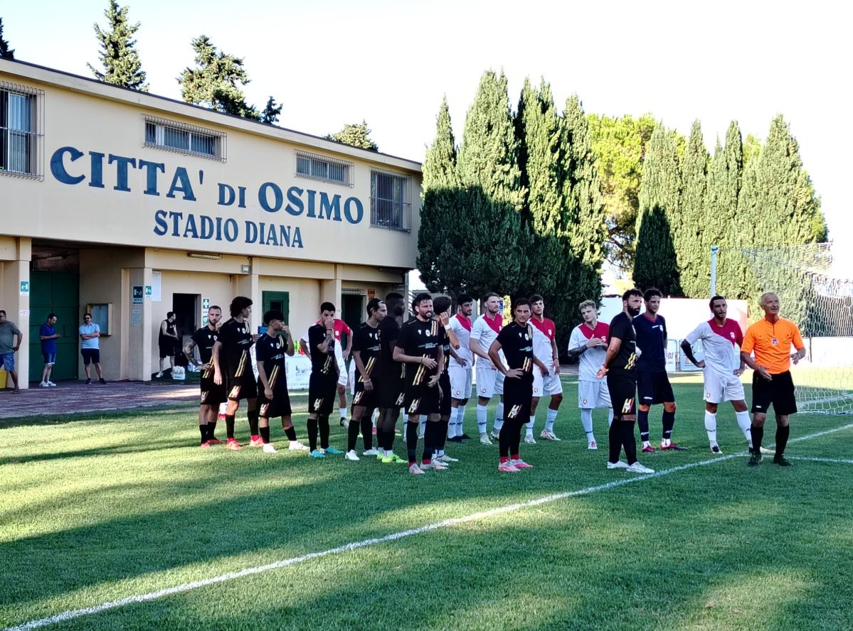 L'ingresso in campo delle due squadre ieri al Diana