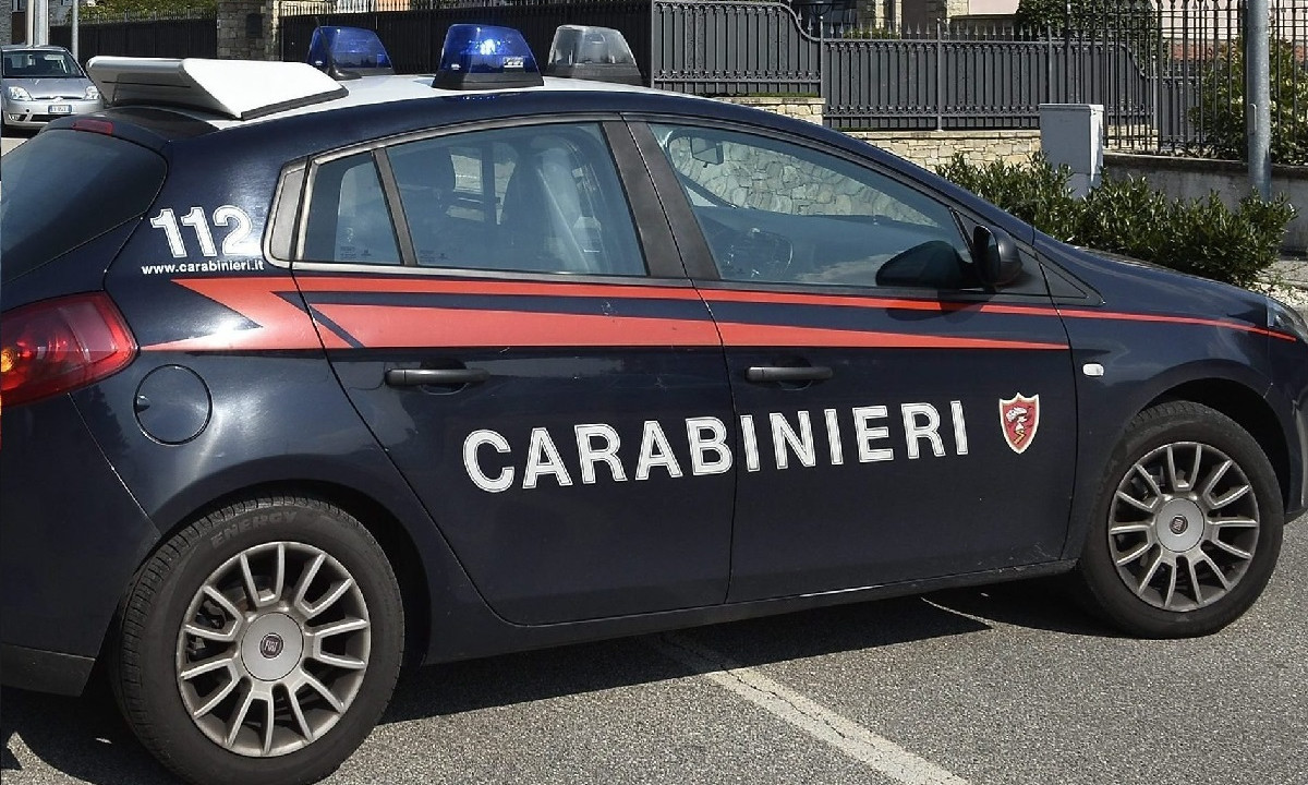 Automobilista contro un albero con tasso alcolemico quattro volte oltre il lecito