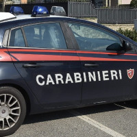 Automobilista contro un albero con tasso alcolemico quattro volte oltre il lecito