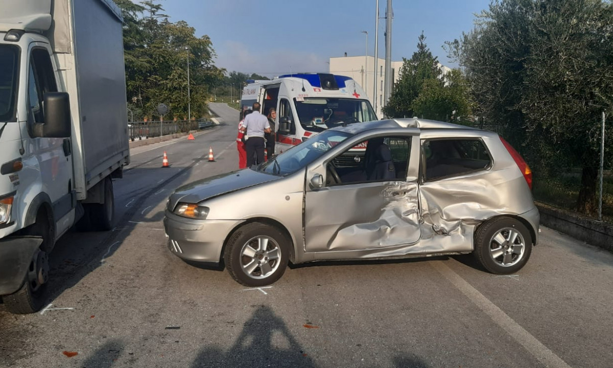 Auto contro furgone, due 70enni al pronto soccorso