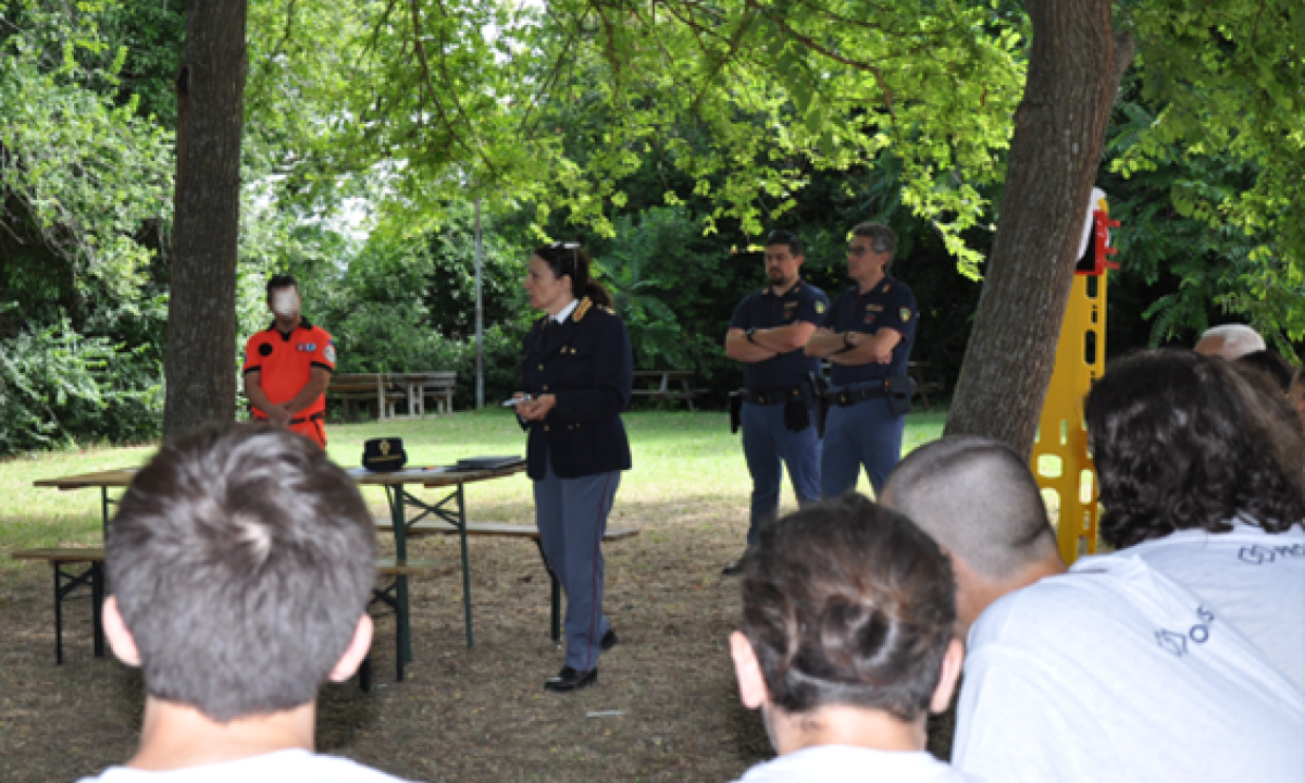 Educazione civica: la polizia di Stato al campo scuola con le unit&agrave; cinofile
